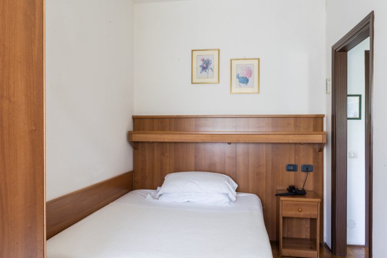 Camera singola, letto alla francese, finiture letto bianche