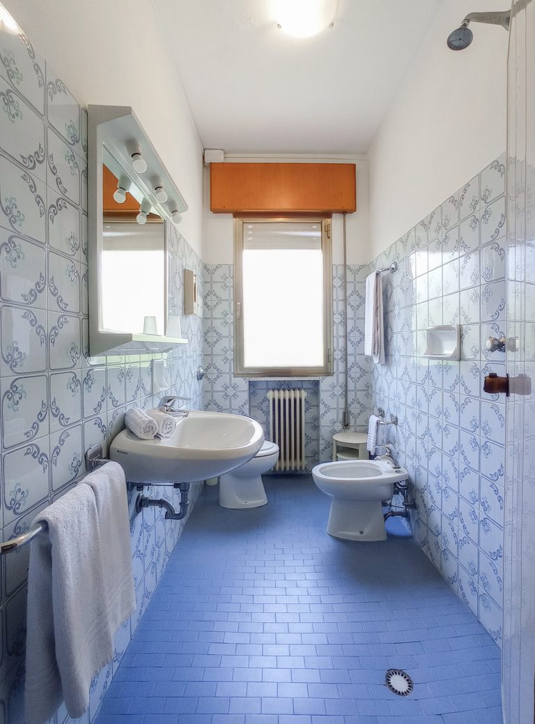 Bagno camera doppia, classico tema azzurro