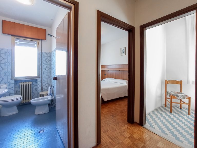 Ingresso camera doppia, visione della camera da letto, bagno e studio