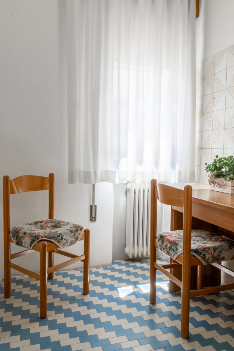Dettaglio studio, scrivania e sedie