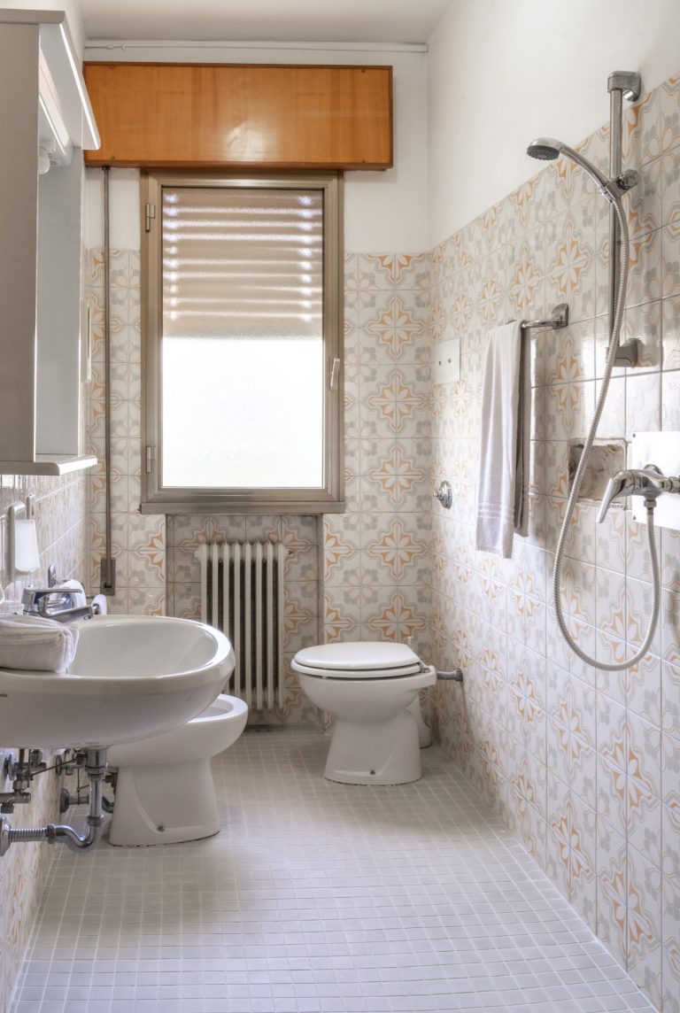 Bagno camera matrimoniale/tripla, stile classico tema bianco