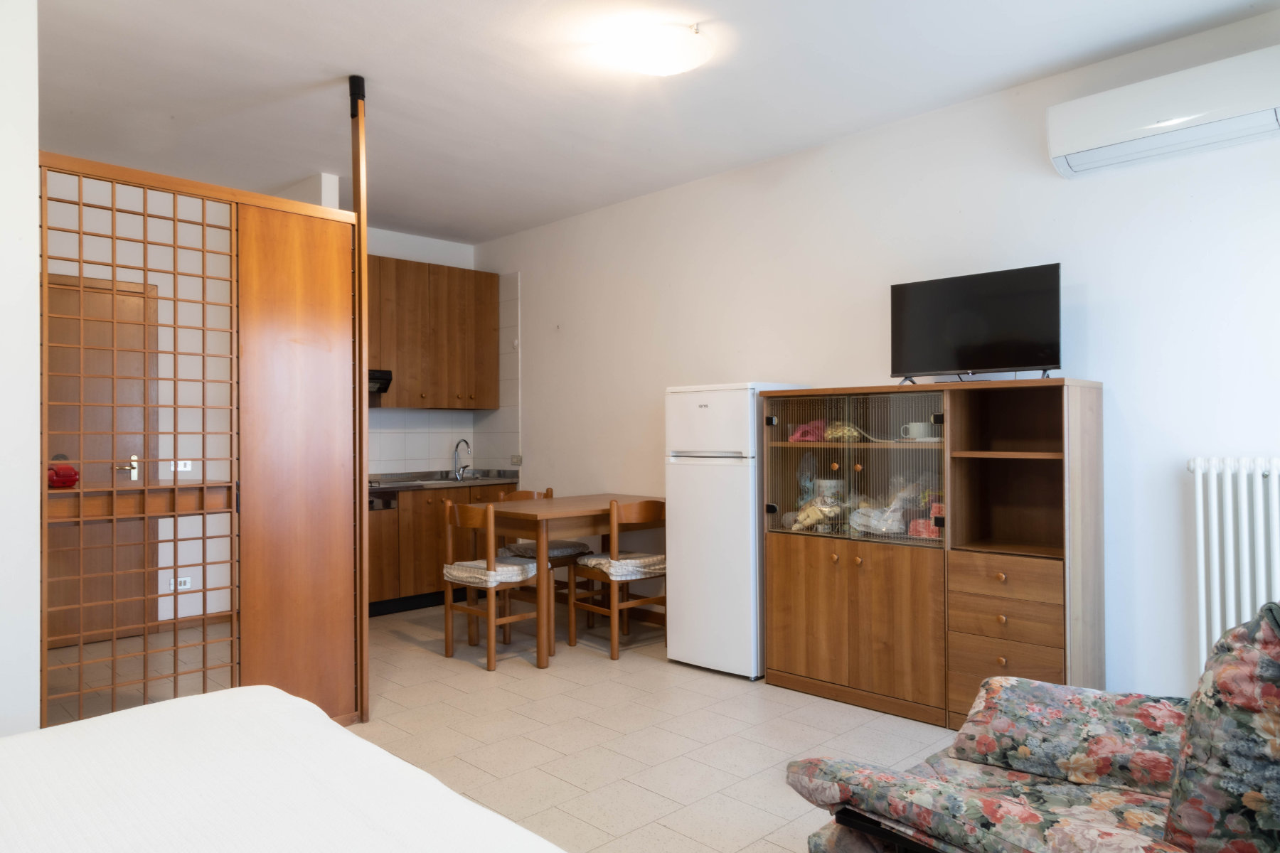 Monolocale, area soggiorno riposo arredato