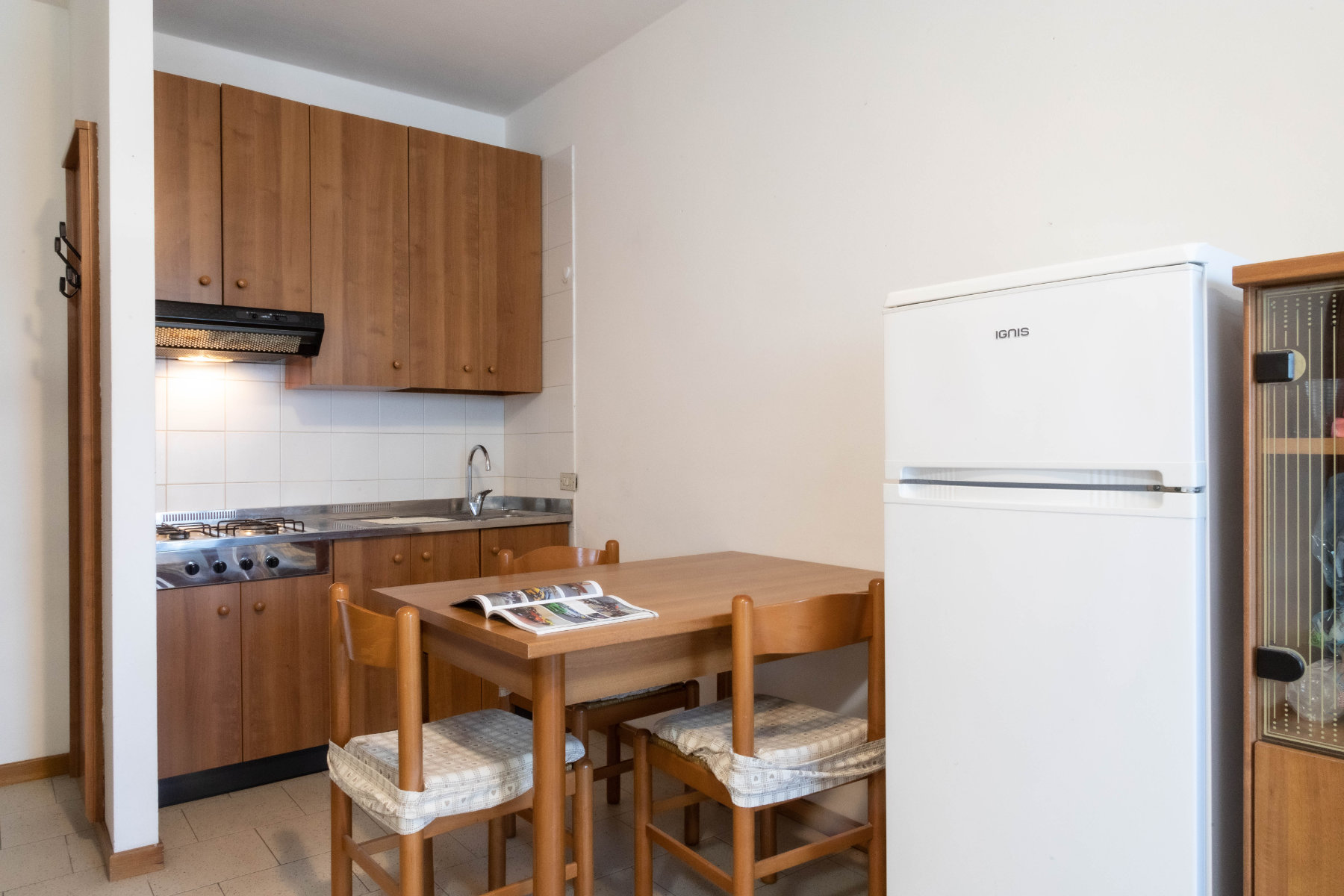Monolocale, cucina arredata