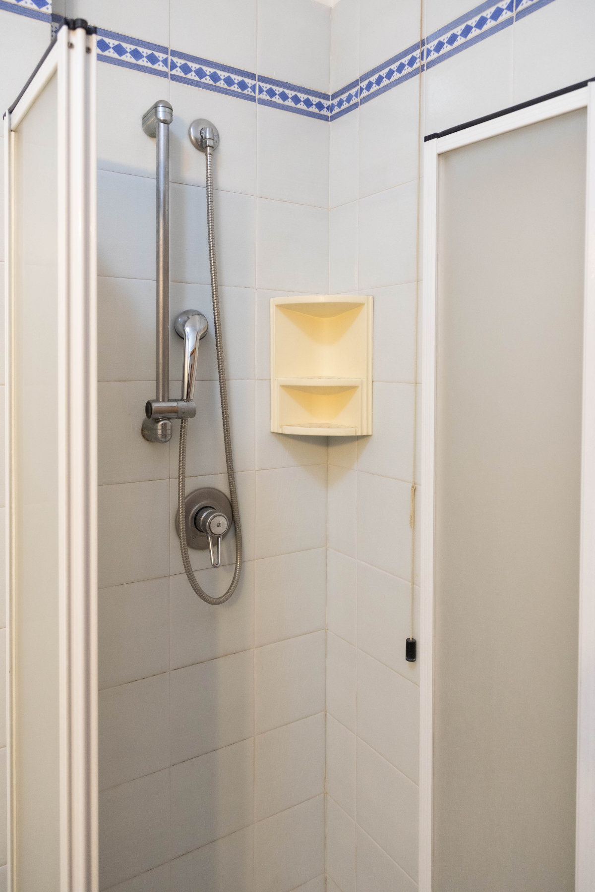 Monolocale, bagno con doccia, tema bianco